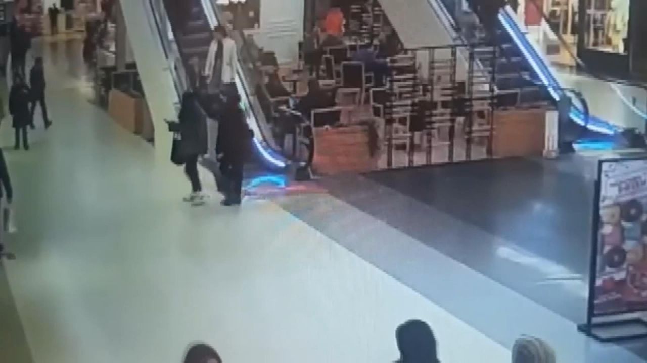 Küçük çocuğun ayağı yürüyen merdivene sıkışmıştı! Görüntüler ortaya çıktı 1