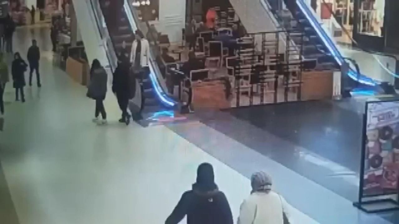 Küçük çocuğun ayağı yürüyen merdivene sıkışmıştı! Görüntüler ortaya çıktı 2