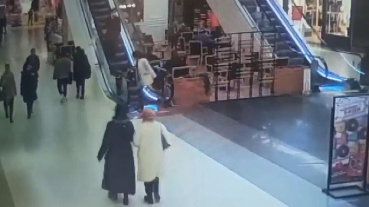 Küçük çocuğun ayağı yürüyen merdivene sıkışmıştı! Görüntüler ortaya çıktı 3