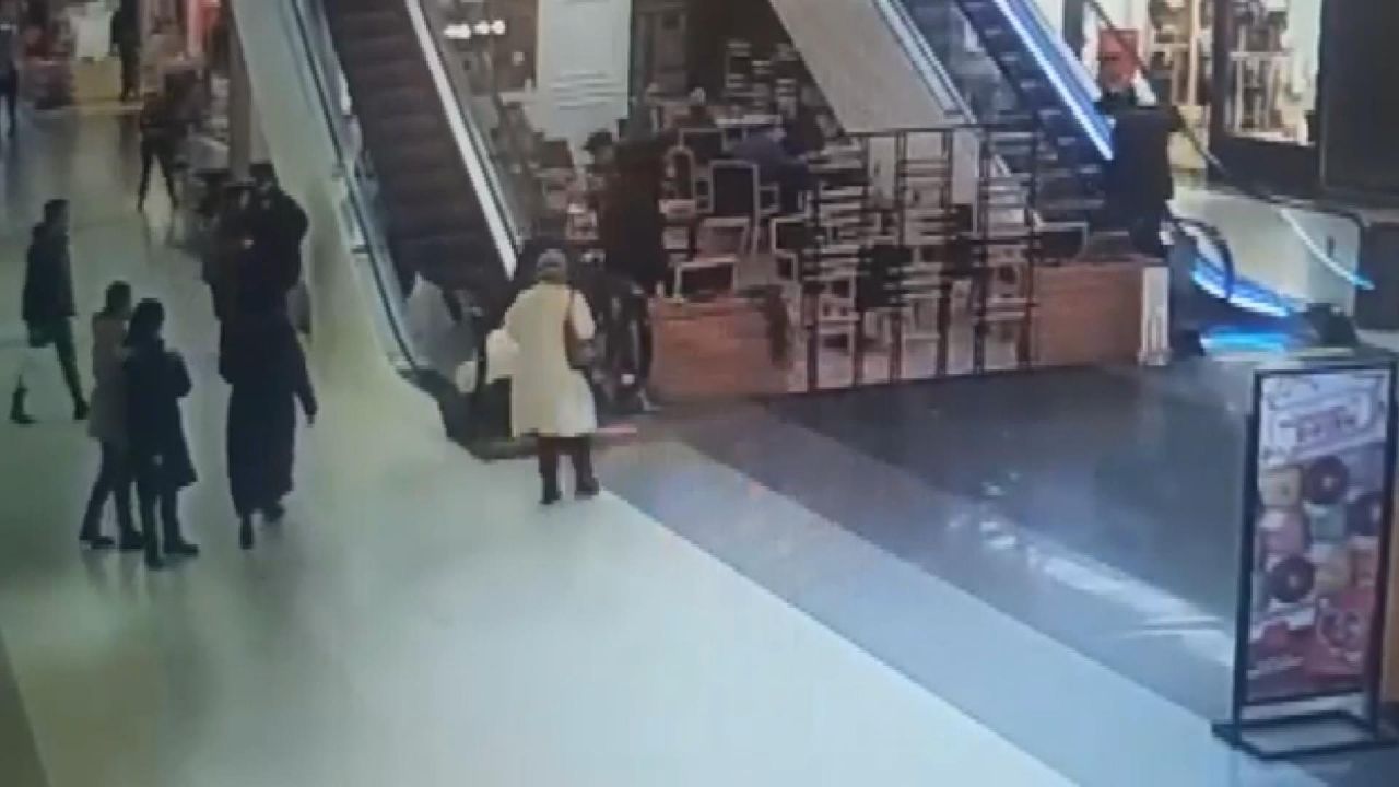 Küçük çocuğun ayağı yürüyen merdivene sıkışmıştı! Görüntüler ortaya çıktı 5