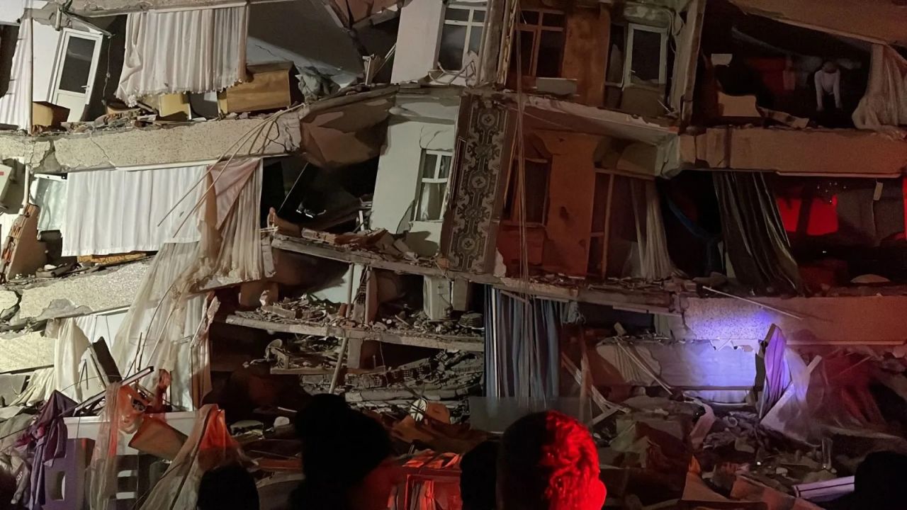 Kahramanmaraş'ta 7.4 büyüklüğünde deprem! Diyarbakır ve Malatya'da binalar yıkıldı 1