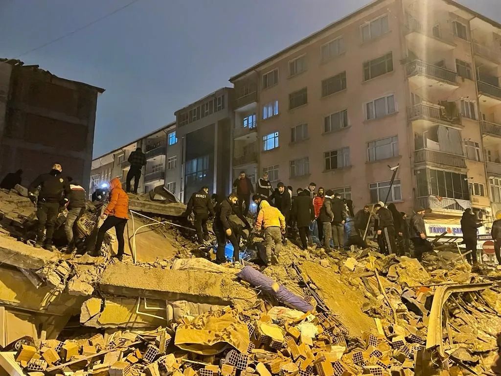Kahramanmaraş'ta 7.4 büyüklüğünde deprem! Diyarbakır ve Malatya'da binalar yıkıldı 12