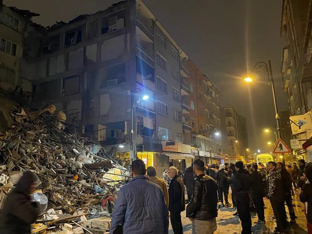 Kahramanmaraş'ta 7.4 büyüklüğünde deprem! Diyarbakır ve Malatya'da binalar yıkıldı 13
