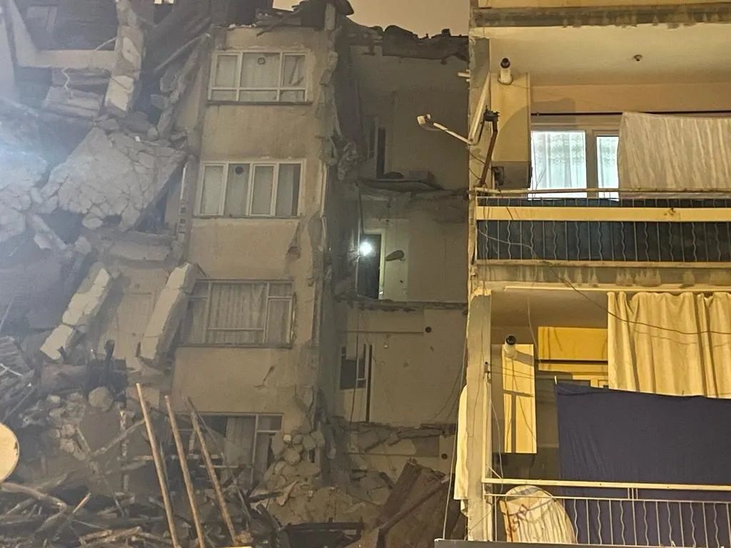 Kahramanmaraş'ta 7.4 büyüklüğünde deprem! Diyarbakır ve Malatya'da binalar yıkıldı 14
