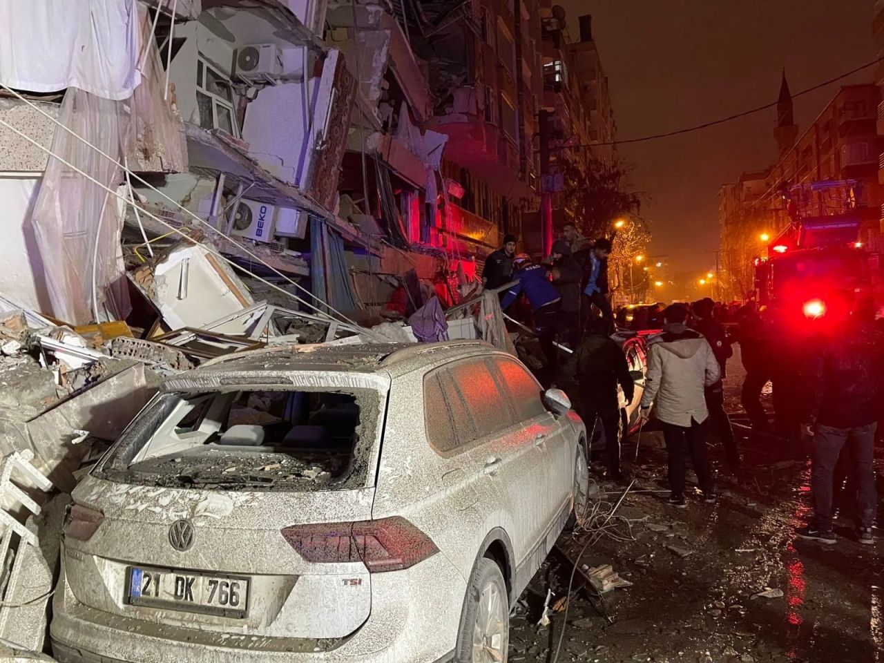 Kahramanmaraş'ta 7.4 büyüklüğünde deprem! Diyarbakır ve Malatya'da binalar yıkıldı 2