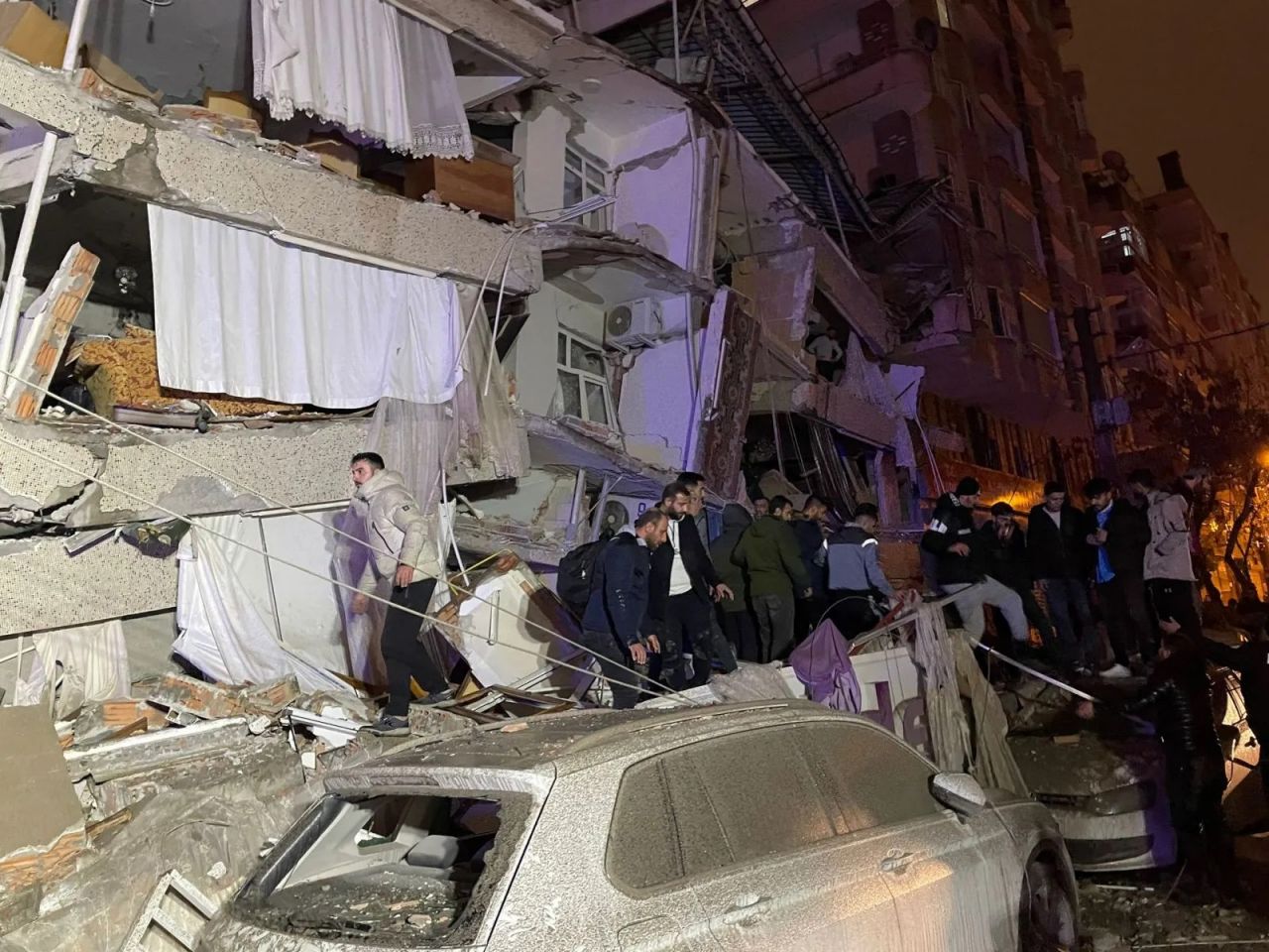 Kahramanmaraş'ta 7.4 büyüklüğünde deprem! Diyarbakır ve Malatya'da binalar yıkıldı 4