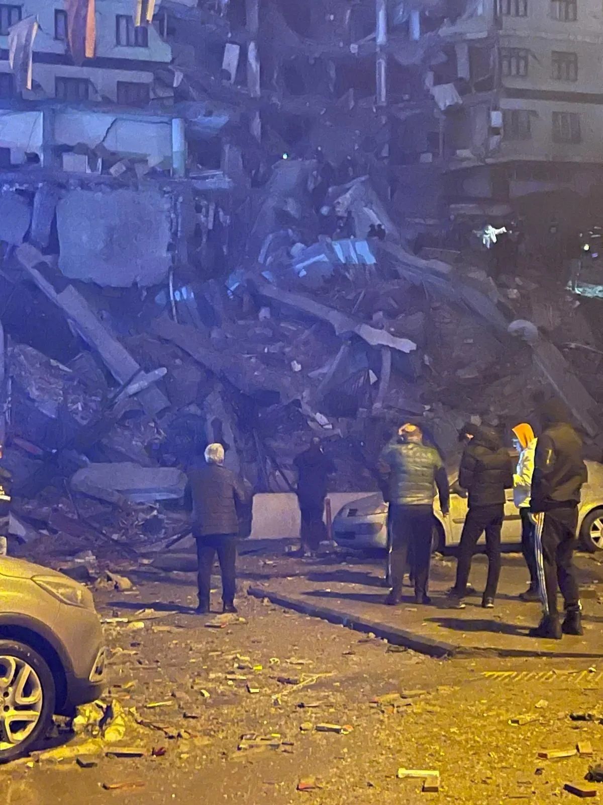 Kahramanmaraş'ta 7.4 büyüklüğünde deprem! Diyarbakır ve Malatya'da binalar yıkıldı 5