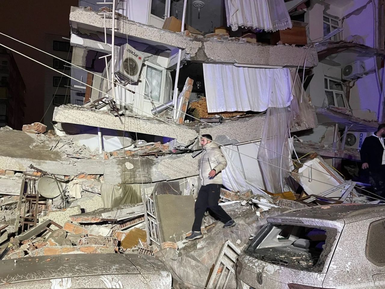 Kahramanmaraş'ta 7.4 büyüklüğünde deprem! Diyarbakır ve Malatya'da binalar yıkıldı 6