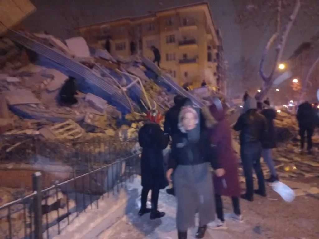 Kahramanmaraş'ta 7.4 büyüklüğünde deprem! Diyarbakır ve Malatya'da binalar yıkıldı 8