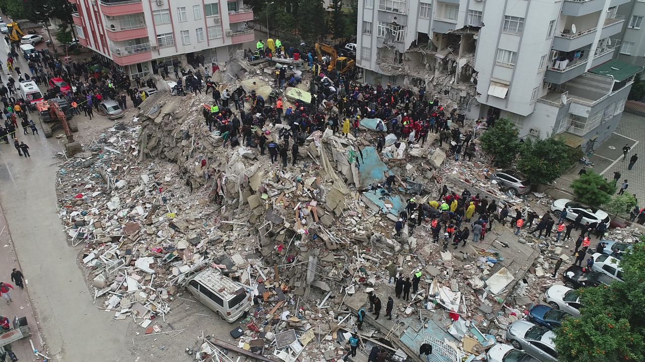 Volkan Demirel'in eşi Zeynep Sever Demirel gözyaşları içinde deprem bölgesine yardım istedi 1