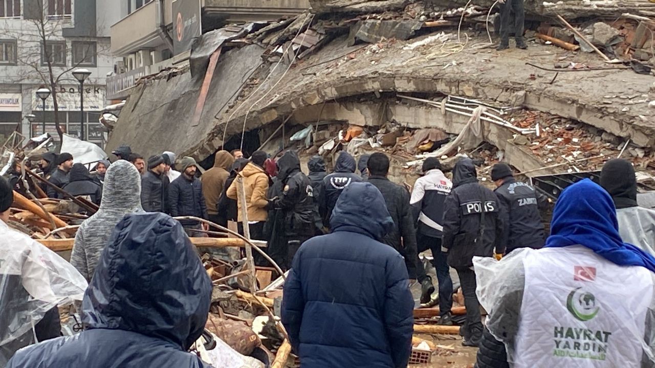 Volkan Demirel'in eşi Zeynep Sever Demirel gözyaşları içinde deprem bölgesine yardım istedi 7