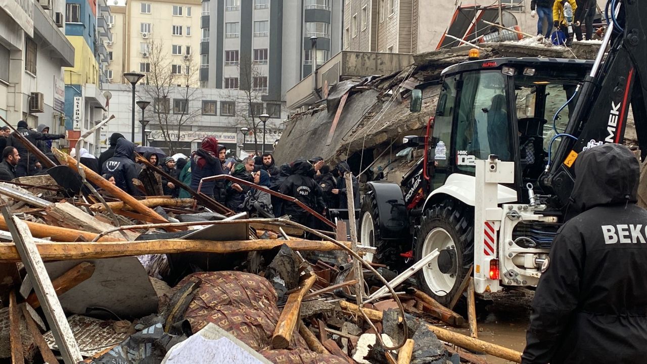 Volkan Demirel'in eşi Zeynep Sever Demirel gözyaşları içinde deprem bölgesine yardım istedi 5