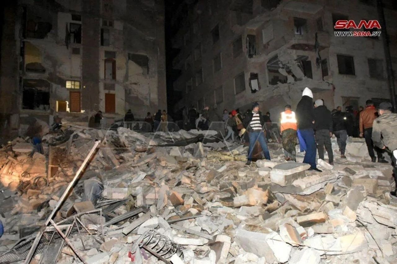 Türkiye'de 10 ilimizi vuran deprem dünya basınının manşetlerinde 5