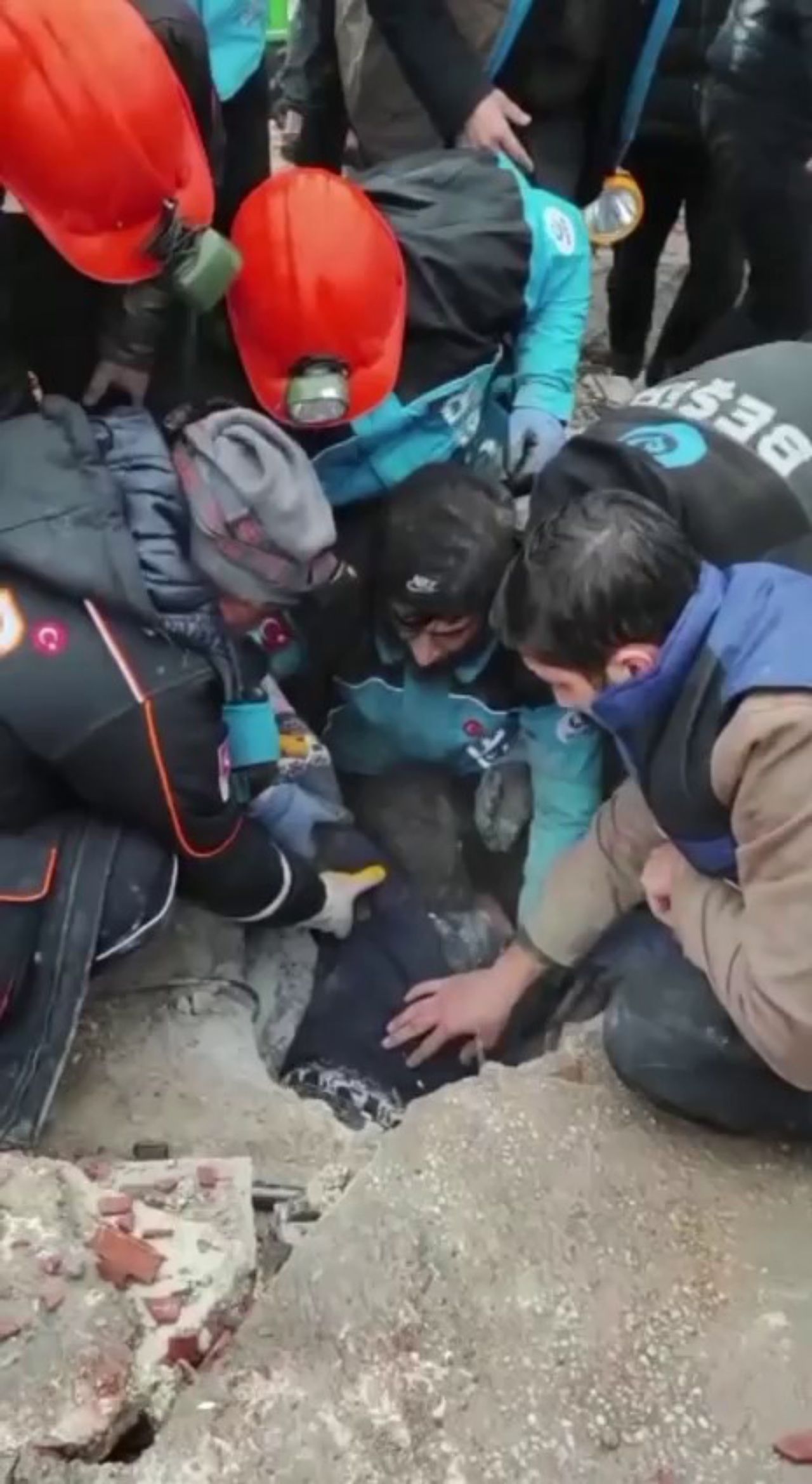 Şanlıurfa'da enkaz altında kalan kız çocuğu 8 saat sonra kurtarıldı! İşte o anlar 3
