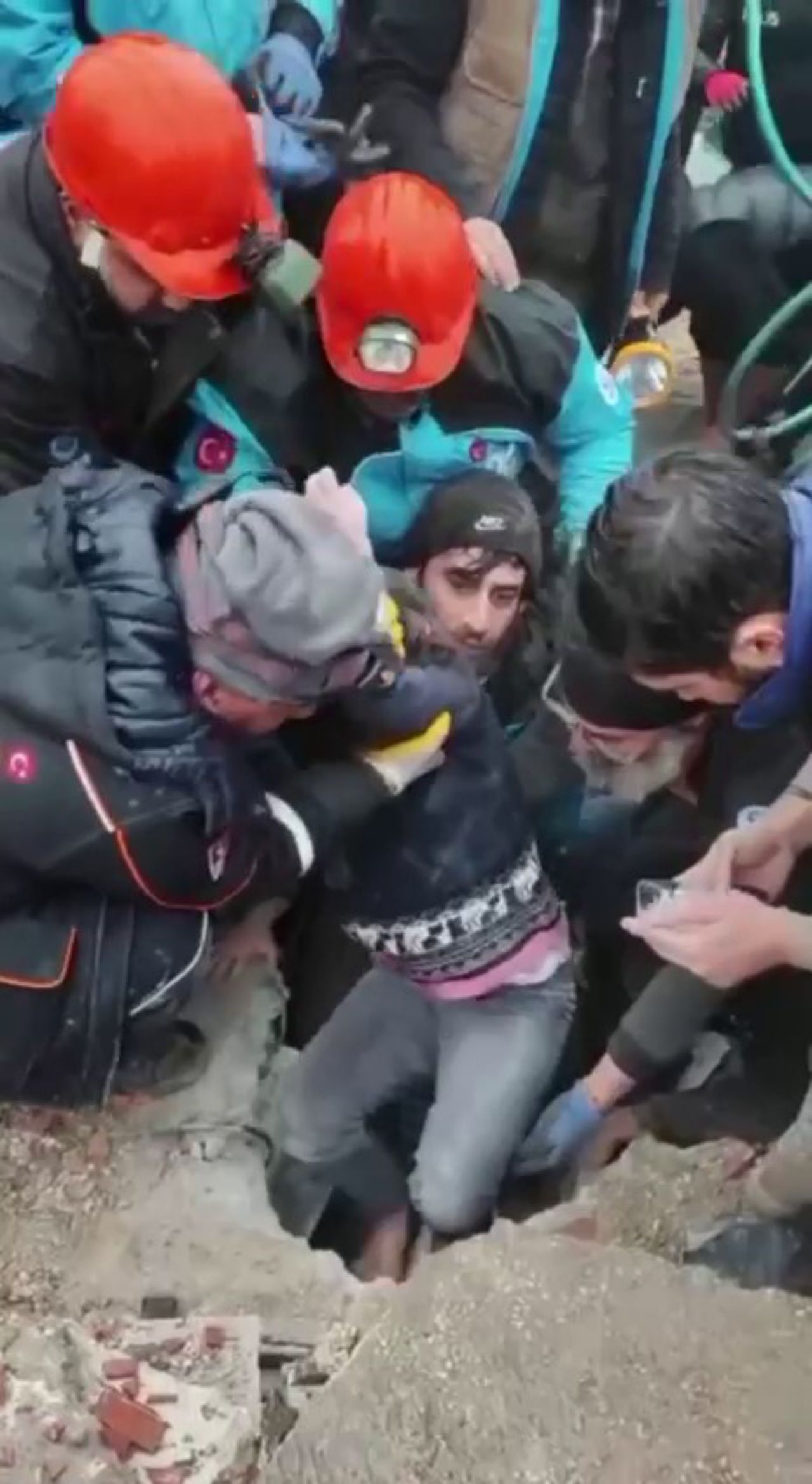 Şanlıurfa'da enkaz altında kalan kız çocuğu 8 saat sonra kurtarıldı! İşte o anlar 1