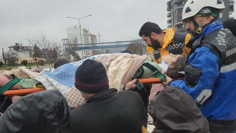 Göçük altında kalmışlardı! Saatler sonra gelen mucize kurtuluş... 12