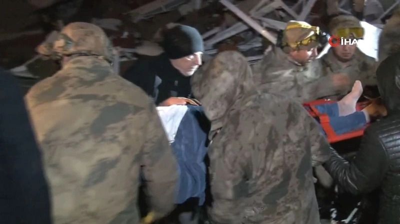 Göçük altında kalmışlardı! Saatler sonra gelen mucize kurtuluş... 11