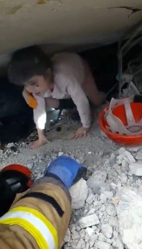 Göçük altında kalmışlardı! Saatler sonra gelen mucize kurtuluş... 8