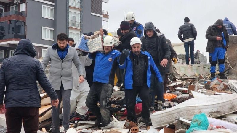 Göçük altında kalmışlardı! Saatler sonra gelen mucize kurtuluş... 14