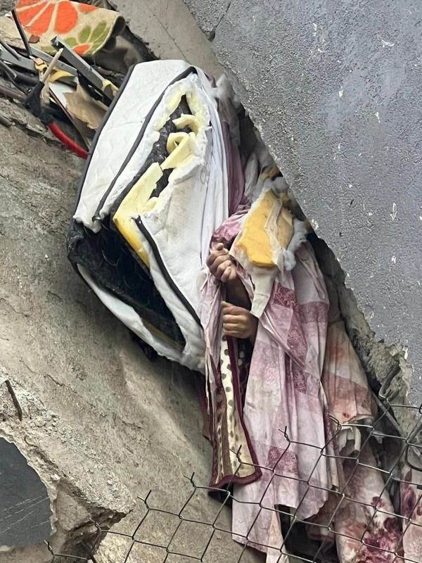 Göçük altında kalmışlardı! Saatler sonra gelen mucize kurtuluş... 4