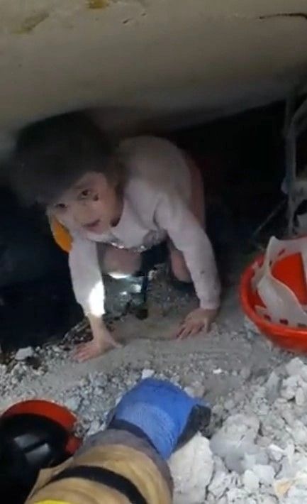 Göçük altında kalmışlardı! Saatler sonra gelen mucize kurtuluş... 7