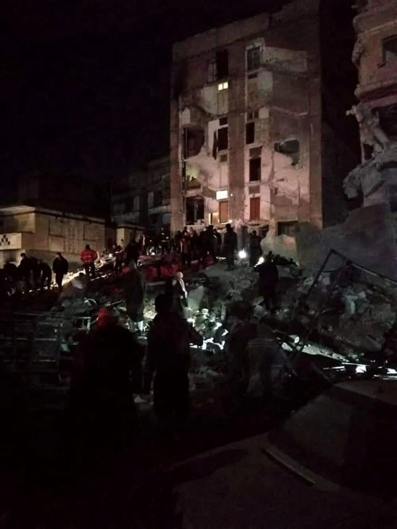 Türkiye'de ki deprem çevre ülkeleri de vurdu! Mısır'dan İran'a acının fotoğrafları 11