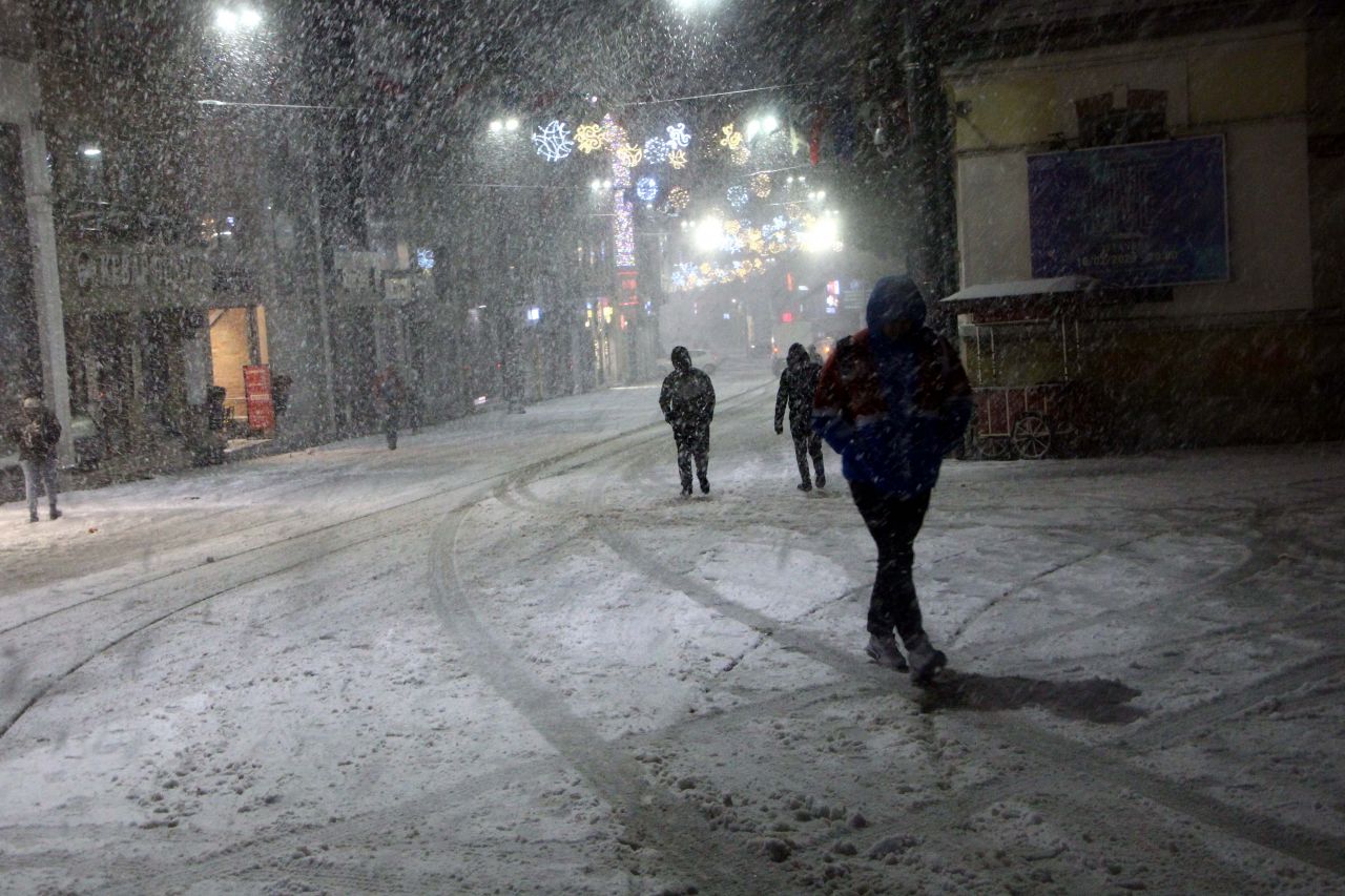 Meteorolojinin uyarılarının ardından İstanbul beyaza büründü 8