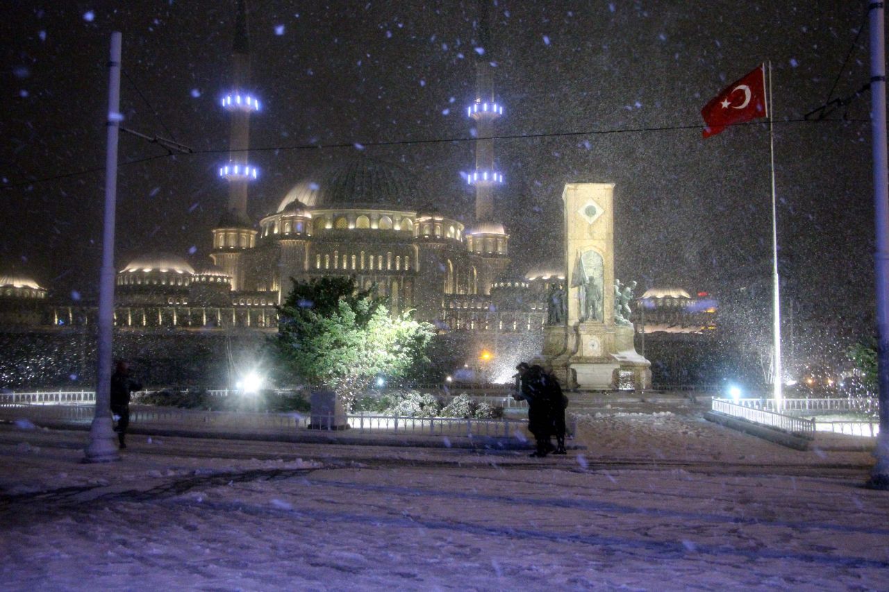 Meteorolojinin uyarılarının ardından İstanbul beyaza büründü 4