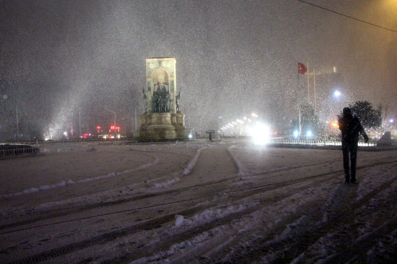 Meteorolojinin uyarılarının ardından İstanbul beyaza büründü 6