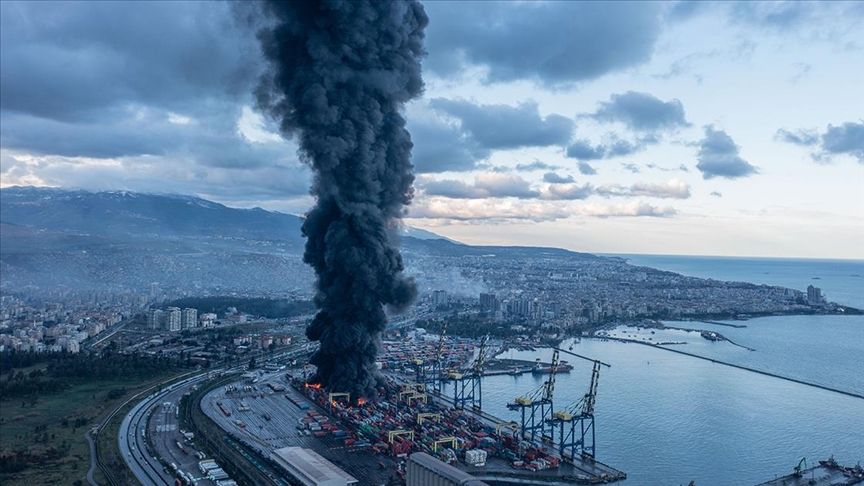 İskenderun Limanı'nda depremde devrilen konteynerlerde çıkan yangın devam ediyor 1