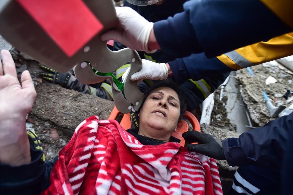 Kahramanmaraş’ta 21 saat sonra 2 kadın sağ çıkarıldı 4