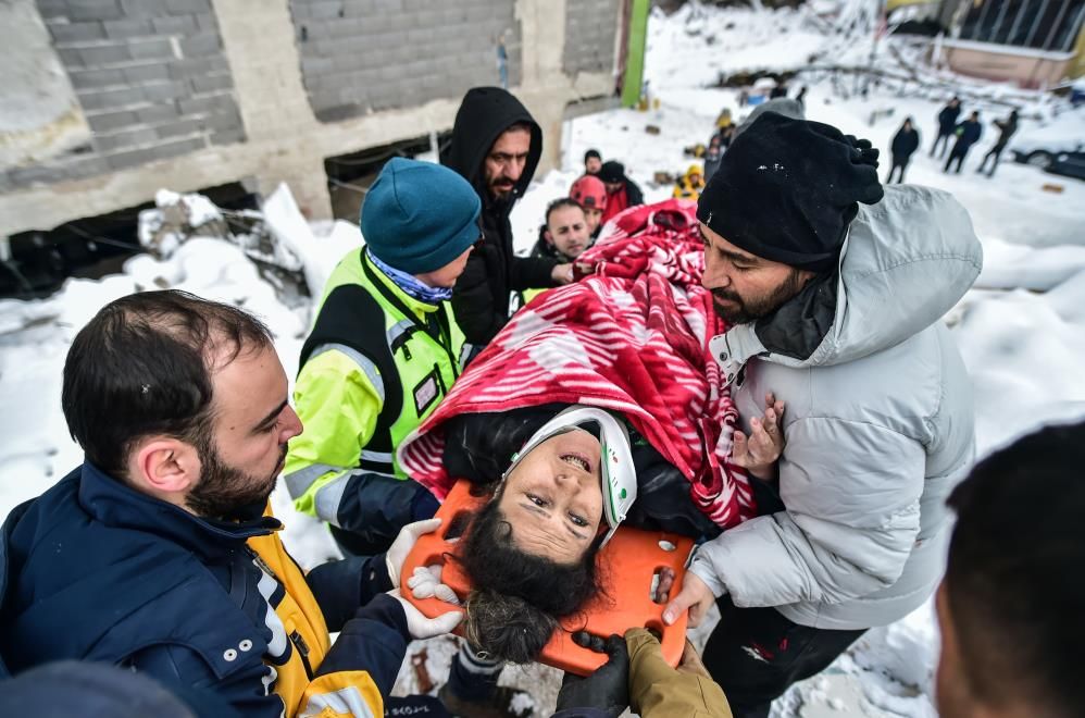 Kahramanmaraş’ta 21 saat sonra 2 kadın sağ çıkarıldı 1