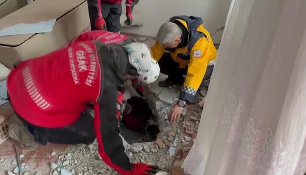 Saatler sonra inanılmaz kurtuluş! 2 çocuk ve 1 kadın enkaz altından sağ çıkarıldı 5