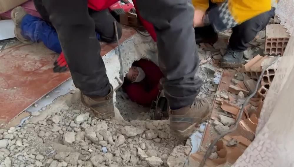 Saatler sonra inanılmaz kurtuluş! 2 çocuk ve 1 kadın enkaz altından sağ çıkarıldı 6
