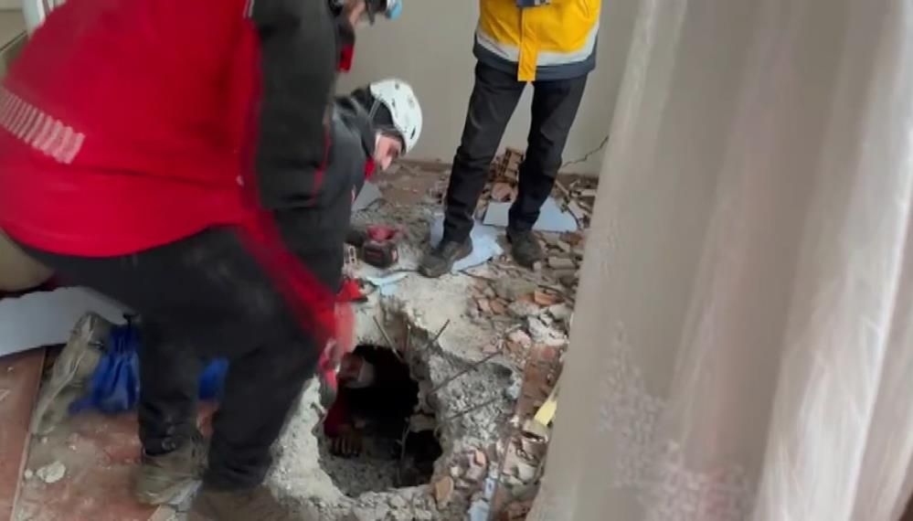 Saatler sonra inanılmaz kurtuluş! 2 çocuk ve 1 kadın enkaz altından sağ çıkarıldı 4