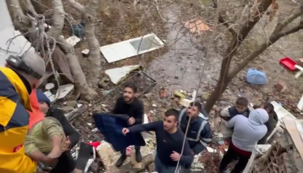 Saatler sonra inanılmaz kurtuluş! 2 çocuk ve 1 kadın enkaz altından sağ çıkarıldı 3