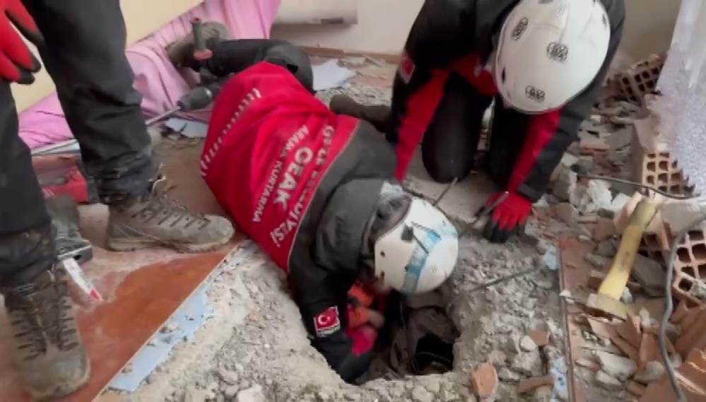 Saatler sonra inanılmaz kurtuluş! 2 çocuk ve 1 kadın enkaz altından sağ çıkarıldı 2