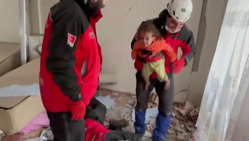 Saatler sonra inanılmaz kurtuluş! 2 çocuk ve 1 kadın enkaz altından sağ çıkarıldı 1