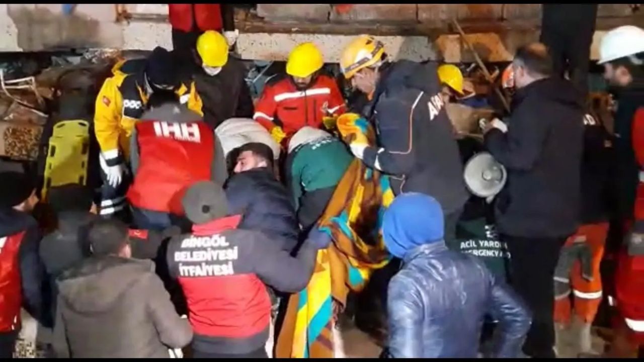 Diyarbakır'da enkaz altında ağlayan bebek annesi ve iki kişinin hayatını kurtardı 1