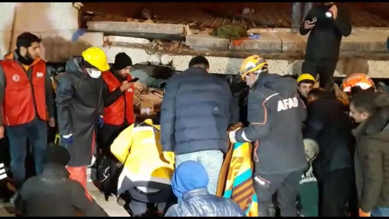Diyarbakır'da enkaz altında ağlayan bebek annesi ve iki kişinin hayatını kurtardı 3