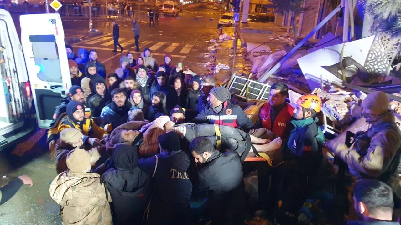 Diyarbakır'da enkaz altında ağlayan bebek annesi ve iki kişinin hayatını kurtardı 4