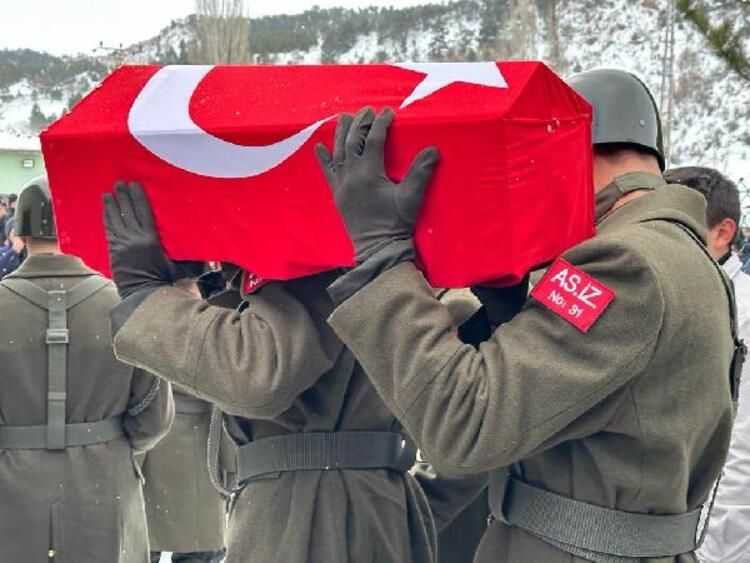 Enkazdan kurtulup, eşi ve oğlunun cenazesine katıldı! 3
