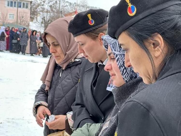 Enkazdan kurtulup, eşi ve oğlunun cenazesine katıldı! 4