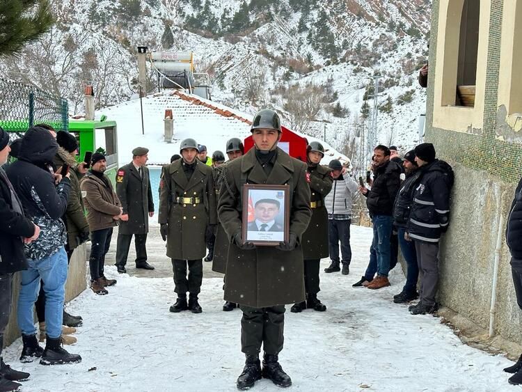 Enkazdan kurtulup, eşi ve oğlunun cenazesine katıldı! 1