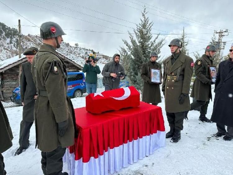 Enkazdan kurtulup, eşi ve oğlunun cenazesine katıldı! 5