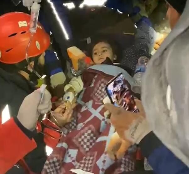 2 şehir 2 mucize! 40 saat sonra sağ olarak çıkarıldılar... 4