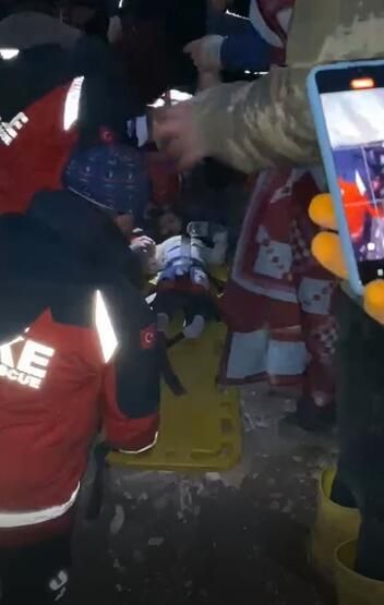 2 şehir 2 mucize! 40 saat sonra sağ olarak çıkarıldılar... 5