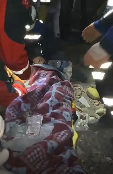 2 şehir 2 mucize! 40 saat sonra sağ olarak çıkarıldılar... 6