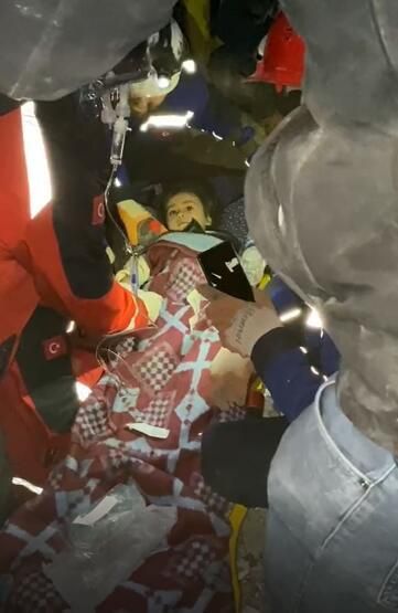 2 şehir 2 mucize! 40 saat sonra sağ olarak çıkarıldılar... 7