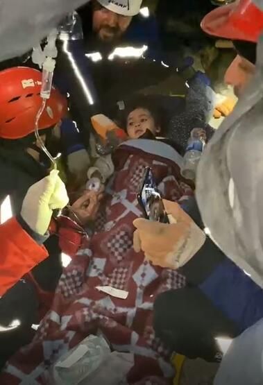 2 şehir 2 mucize! 40 saat sonra sağ olarak çıkarıldılar... 8